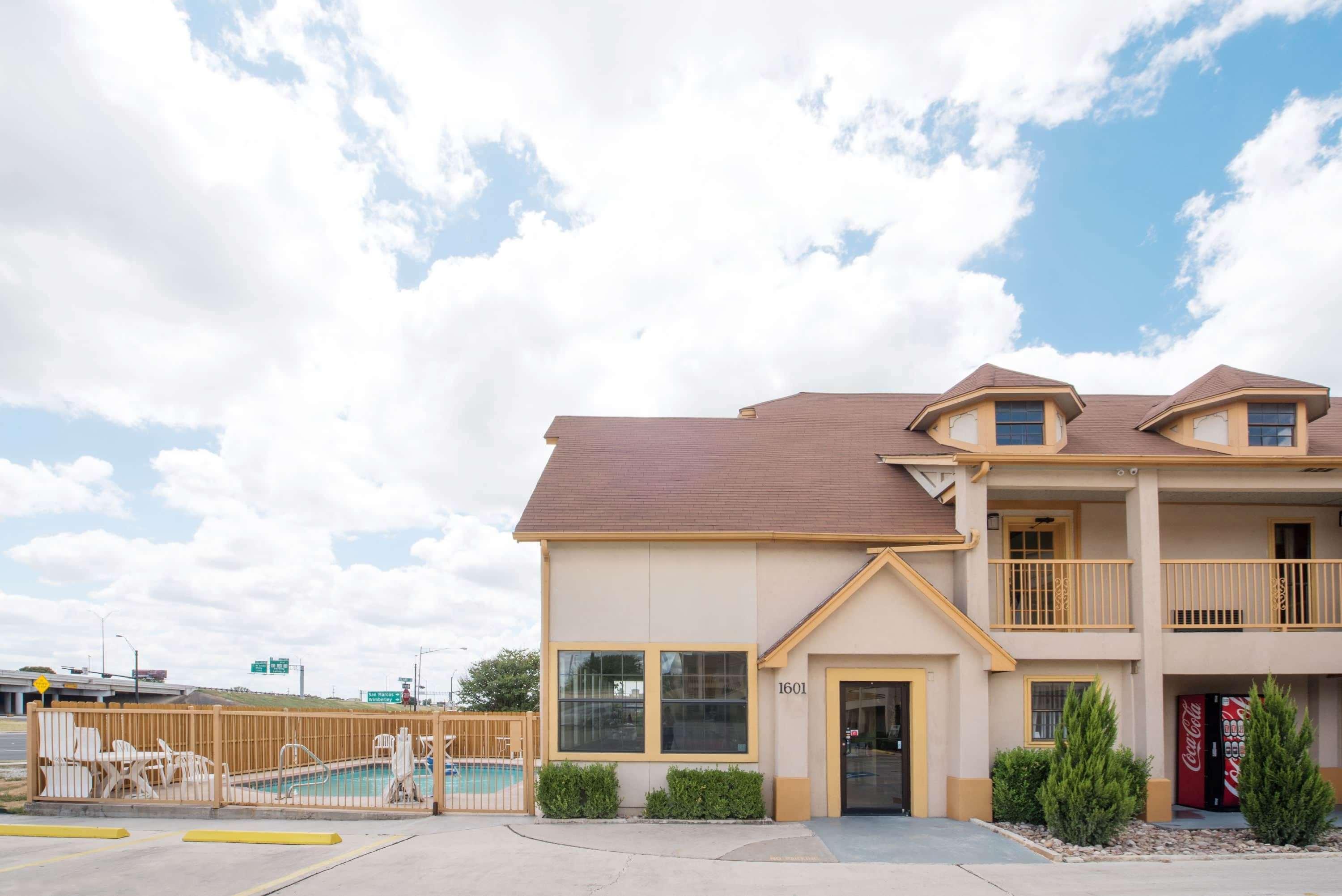 Howard Johnson By Wyndham San Marcos Exterior foto