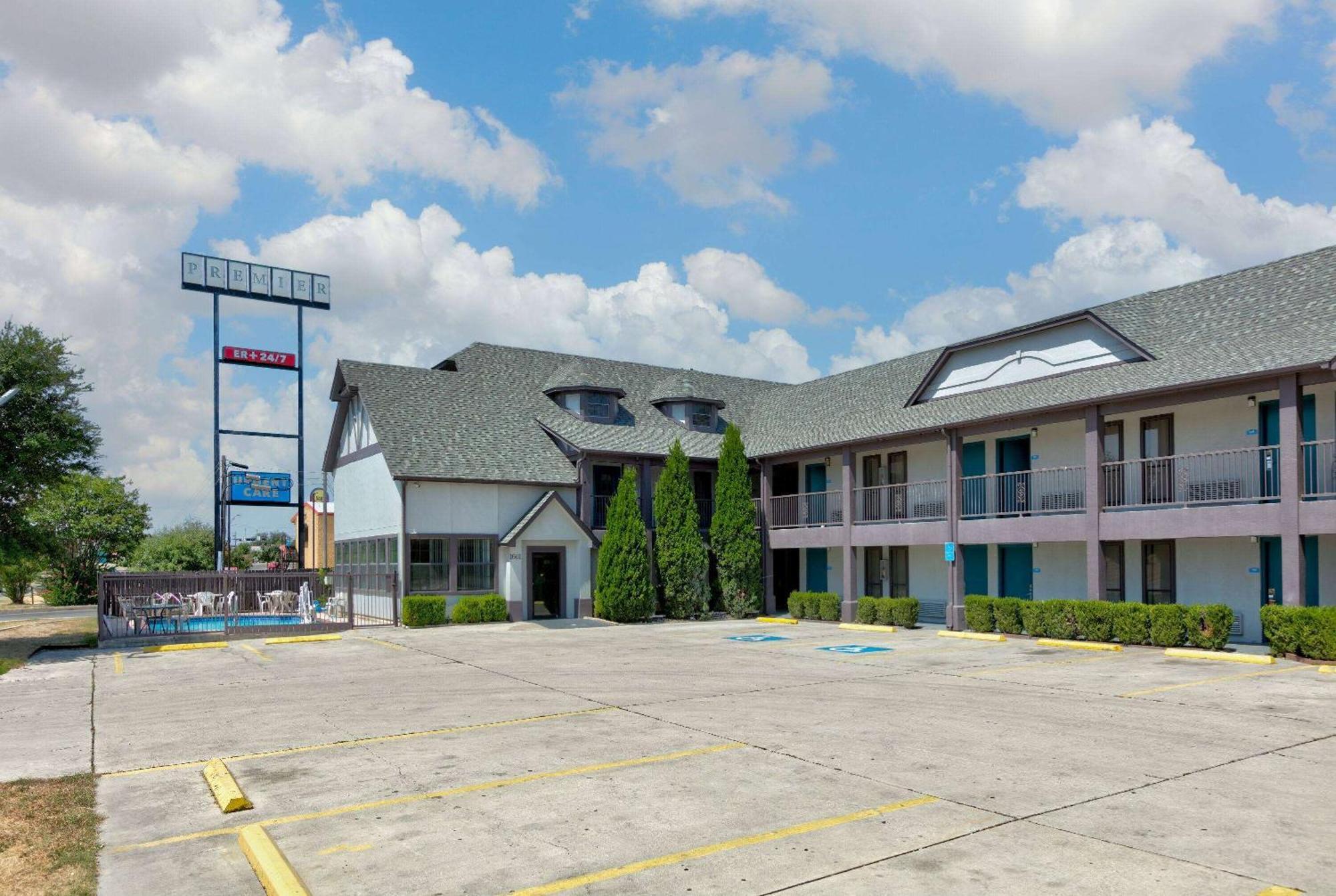 Howard Johnson By Wyndham San Marcos Exterior foto